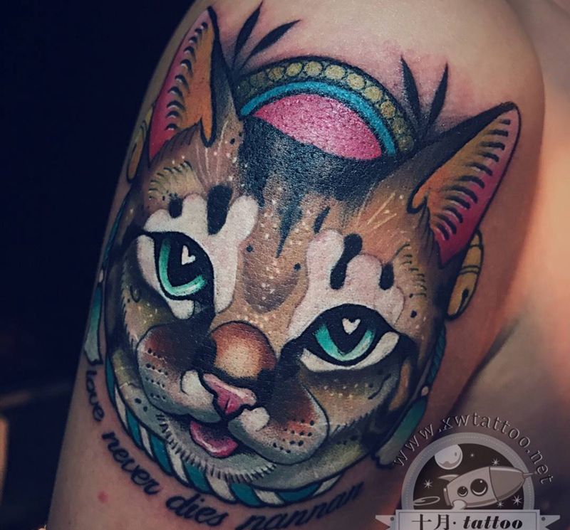 一只配色舒服的喵纹身图片_小伟刺青清新动物手臂成品纹身图案