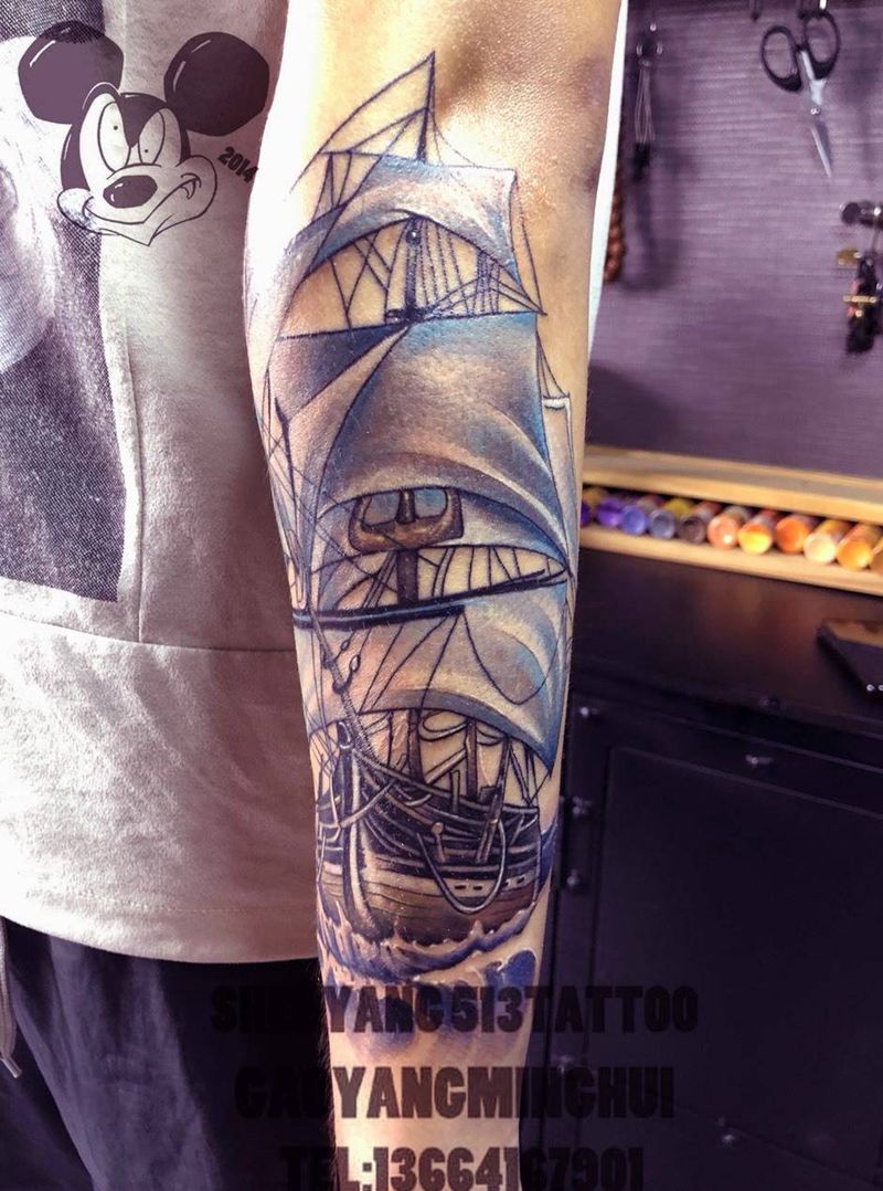 小臂帆船纹身图片_手臂欧美写实New School帆船指南针纹身图案