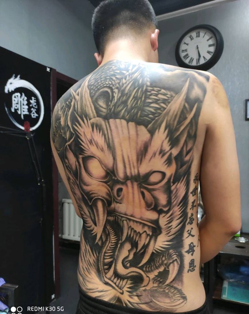 最新版大龙头纹身图片_背部新传统纹身图案