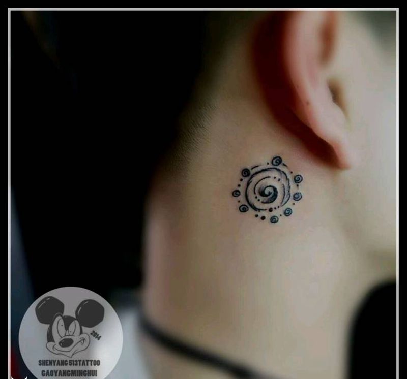 原创耳后纹身图片_颈部清新原创成品纹身图案