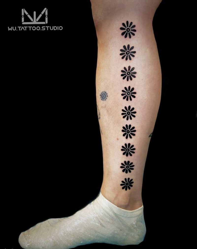 一排花纹身图片_腿部手臂几何花纹身图案