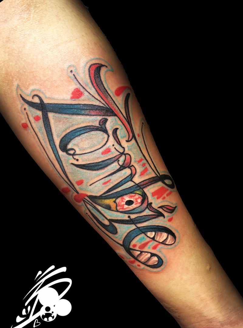 僵尸主题纹身图片_手臂New School花体字僵尸英文卡通纹身图案