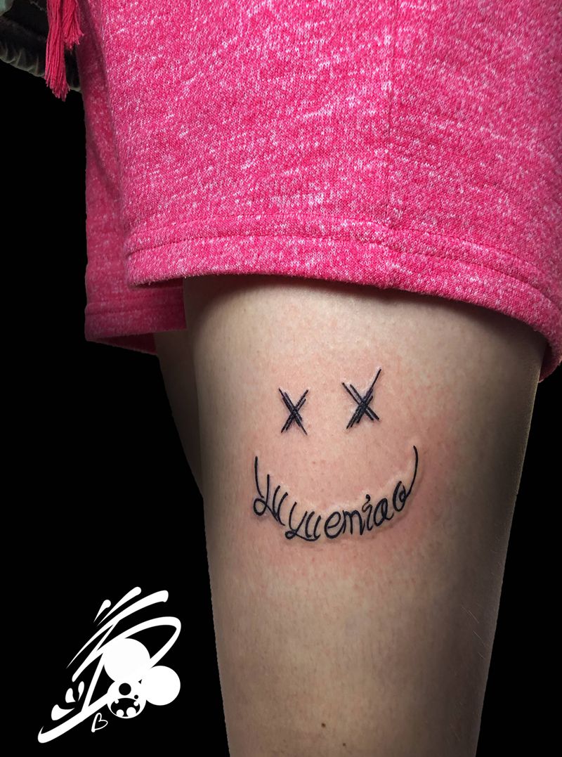 原创笑脸纹身图片_腿部几何花体字英文笑脸纹身图案