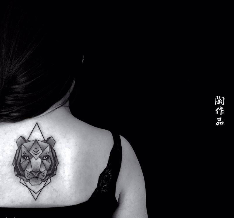 《几何点刺老虎》纹身图片_背部几何点刺纹身图案
