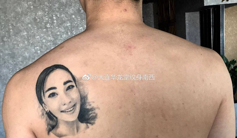 大连华龙堂刺青纹身图片_背部欧美写实水彩宇宙纹身图案