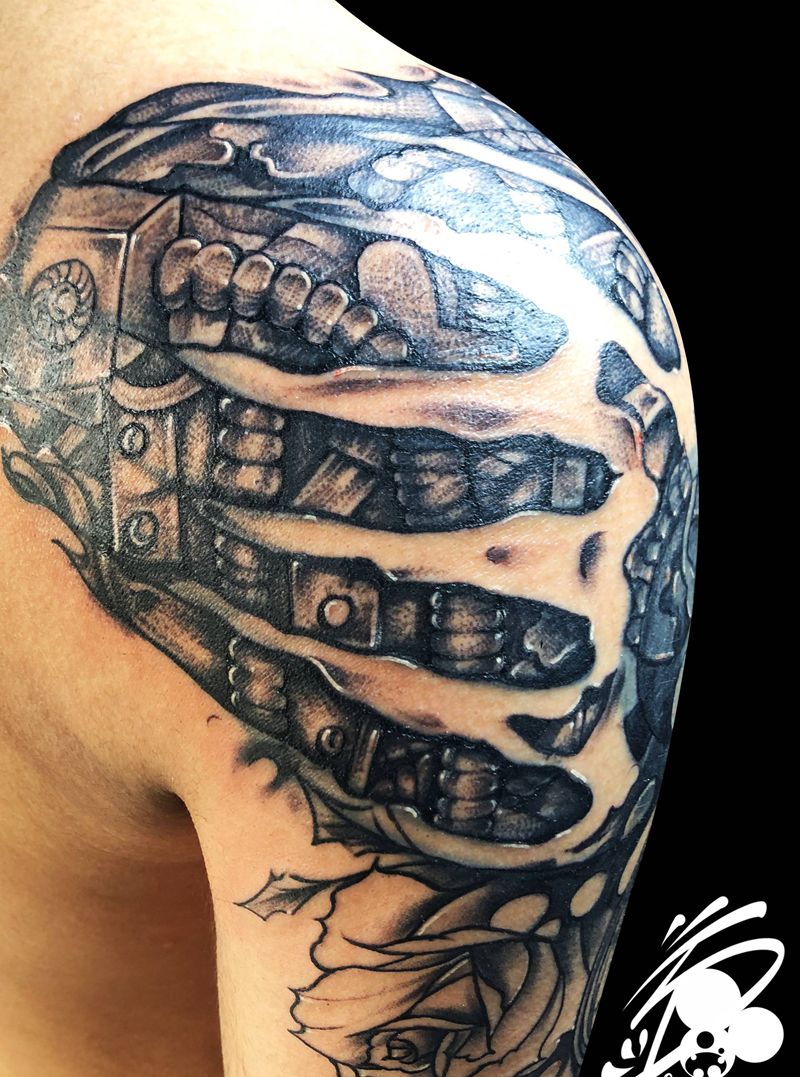 遮盖修改纹身图片_肩部欧美写实机械玫瑰怀表纹身图案