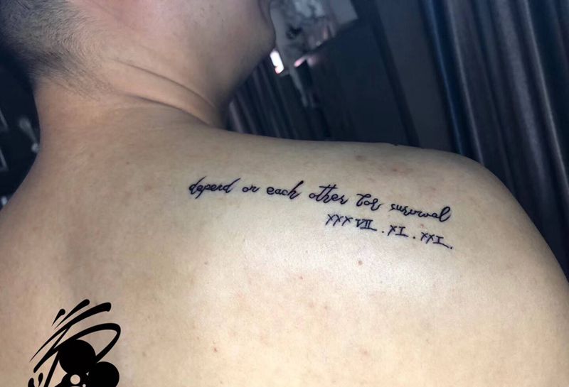 英文纹身图片_背部几何英文纹身图案