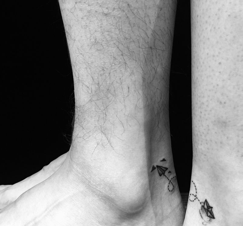 《联系》纹身图片_脚部小清新纹身图案