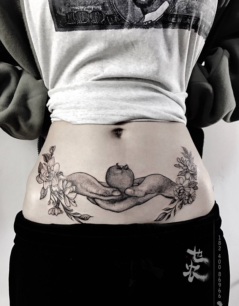 小腹双手西红柿纹身图片_胸部腹部欧美写实点刺西红柿双手小清新花双手纹身图案