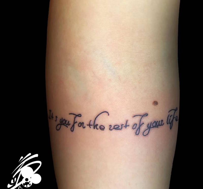 英文纹身图片_手臂花体字英文字母纹身图案