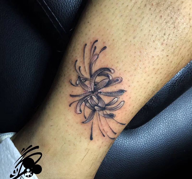 彼岸花纹身图片_腿部点刺彼岸花花纹身图案