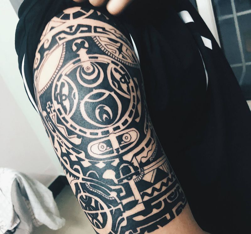 大臂图腾纹身图片_手臂肩部图腾纹身图案