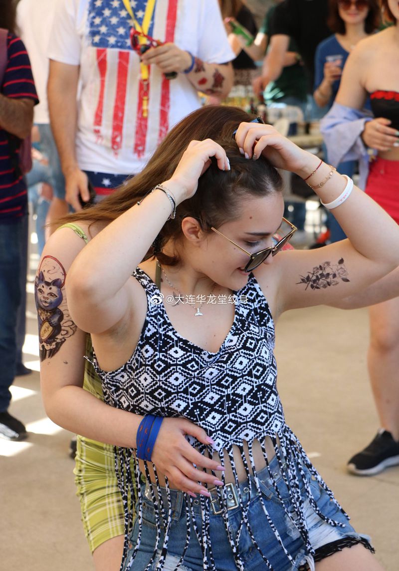 大连华龙堂刺青纹身图片_手臂水墨新传统纹身图案