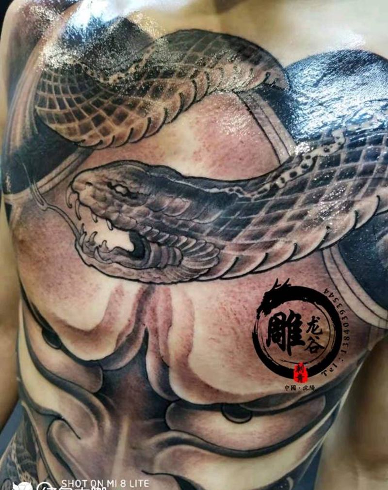 般若蛇纹身图片_背部新传统纹身图案