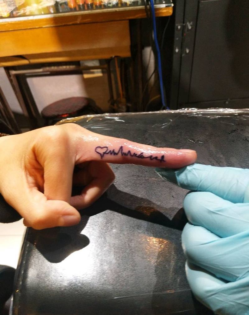 手指小清新纹身图片_手部清新字符成品纹身图案