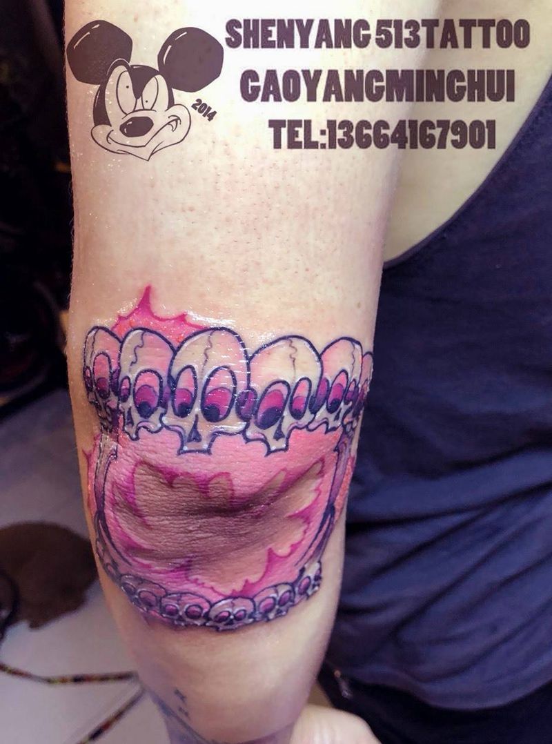 原创纹身图片_手臂New School骷髅假牙手肘纹身图案