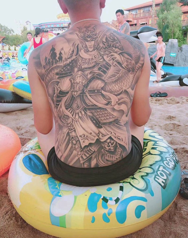 俺家子龙绣纹身图片_背部新传统纹身图案