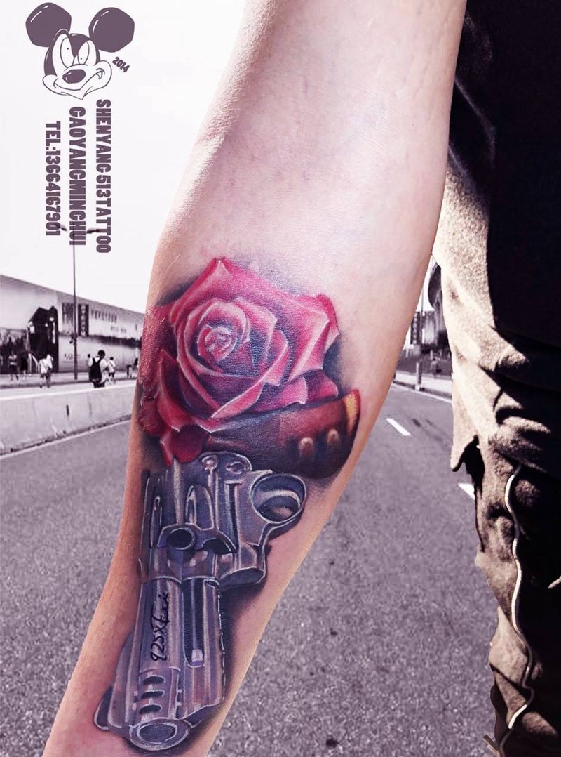 枪花纹身图片_手臂欧美写实手枪玫瑰枪花纹身图案