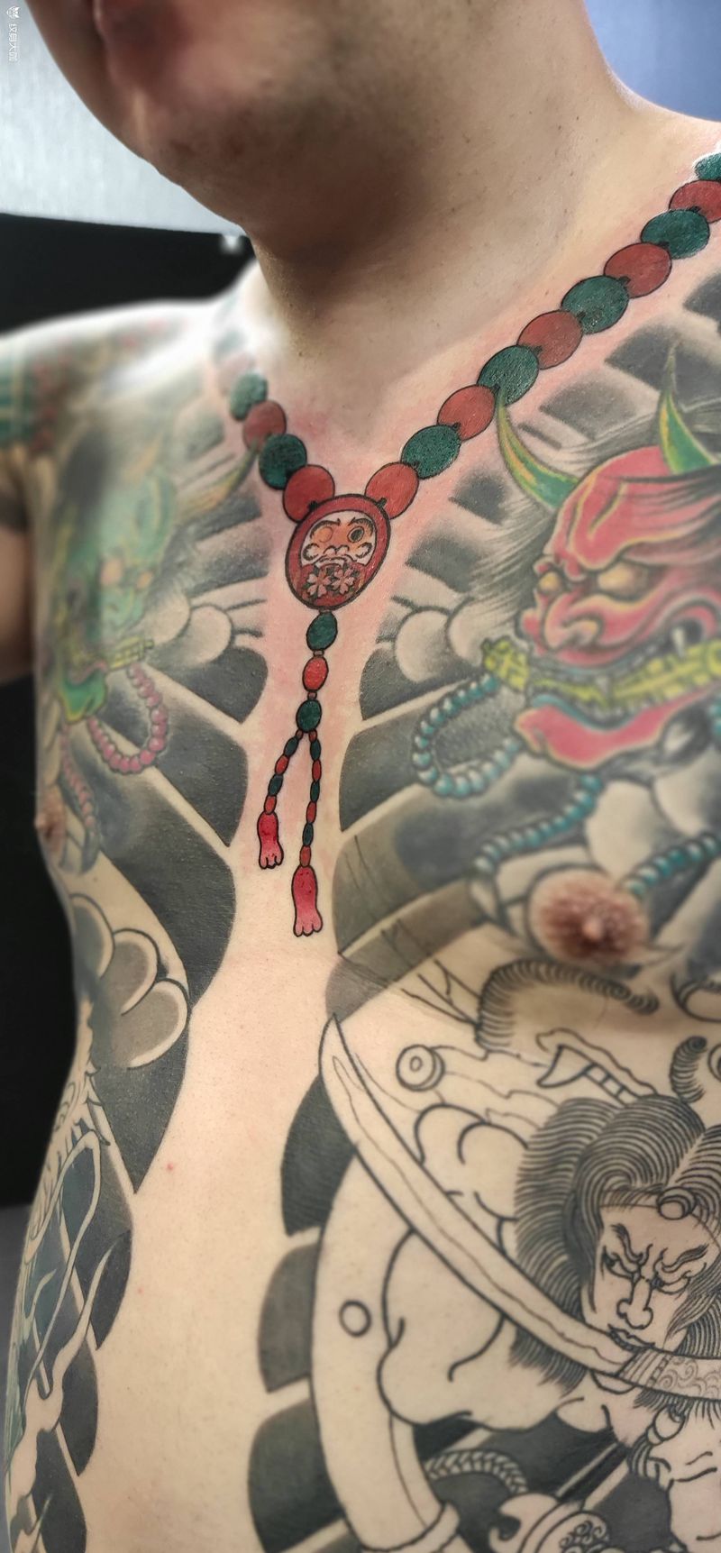 达摩单项链纹身图片_颈部老传统纹身图案
