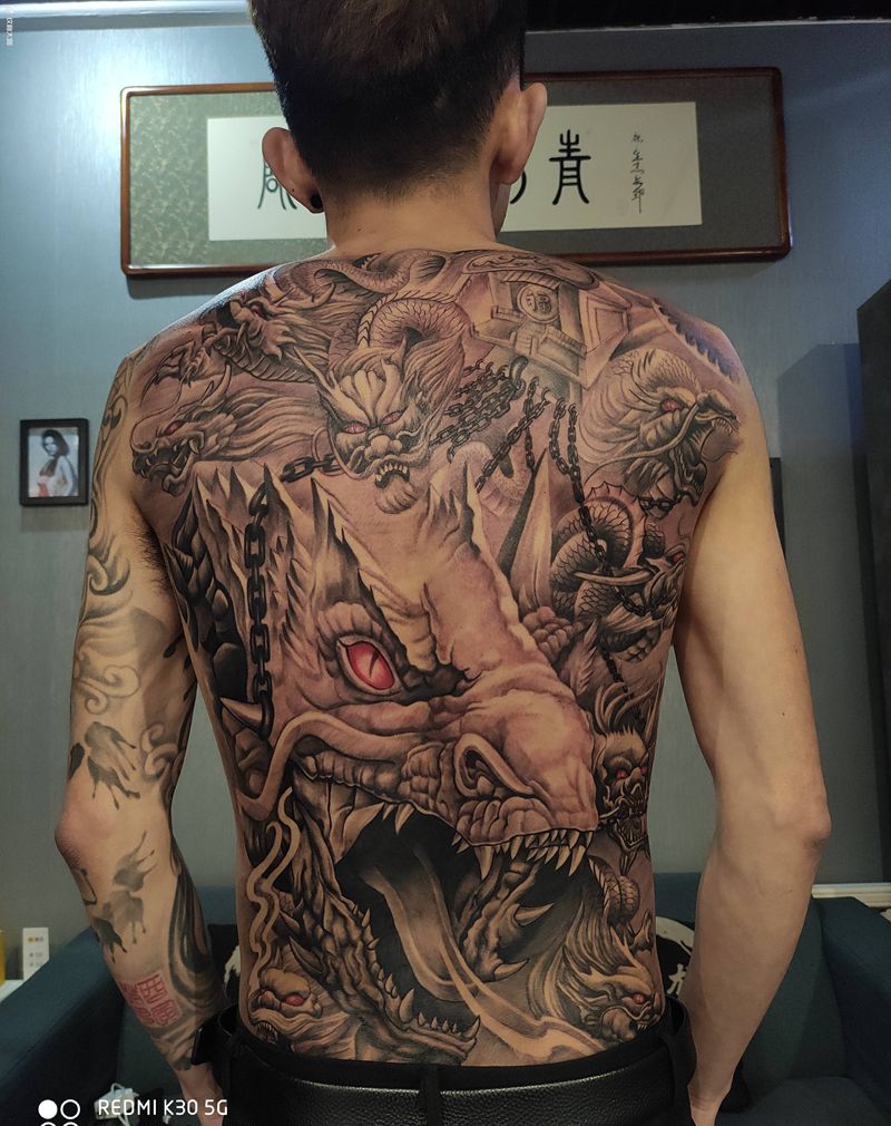 九龙拉棺图纹身图片_背部新传统纹身图案