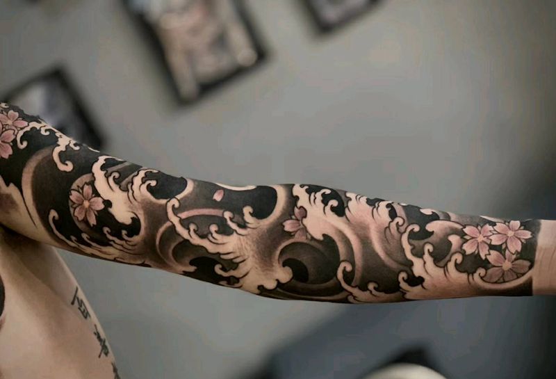 雕龙谷刺青 水浪花臂纹身图片_手臂胸部老传统纹身图案