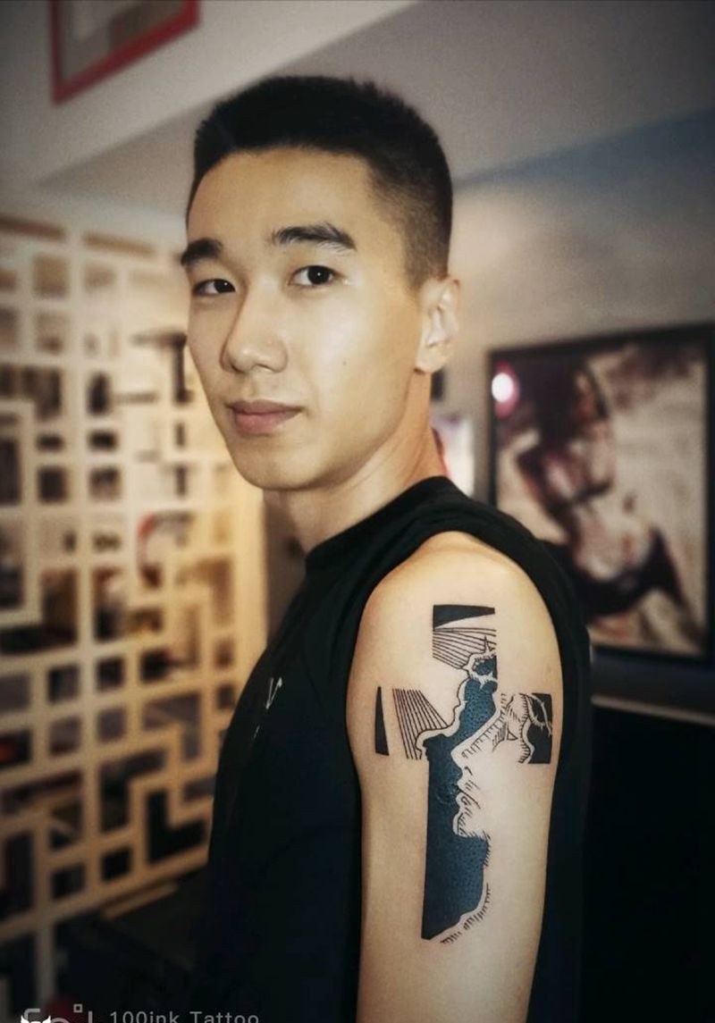 十字架纹身图片_手臂Old School图腾十字架纹身图案