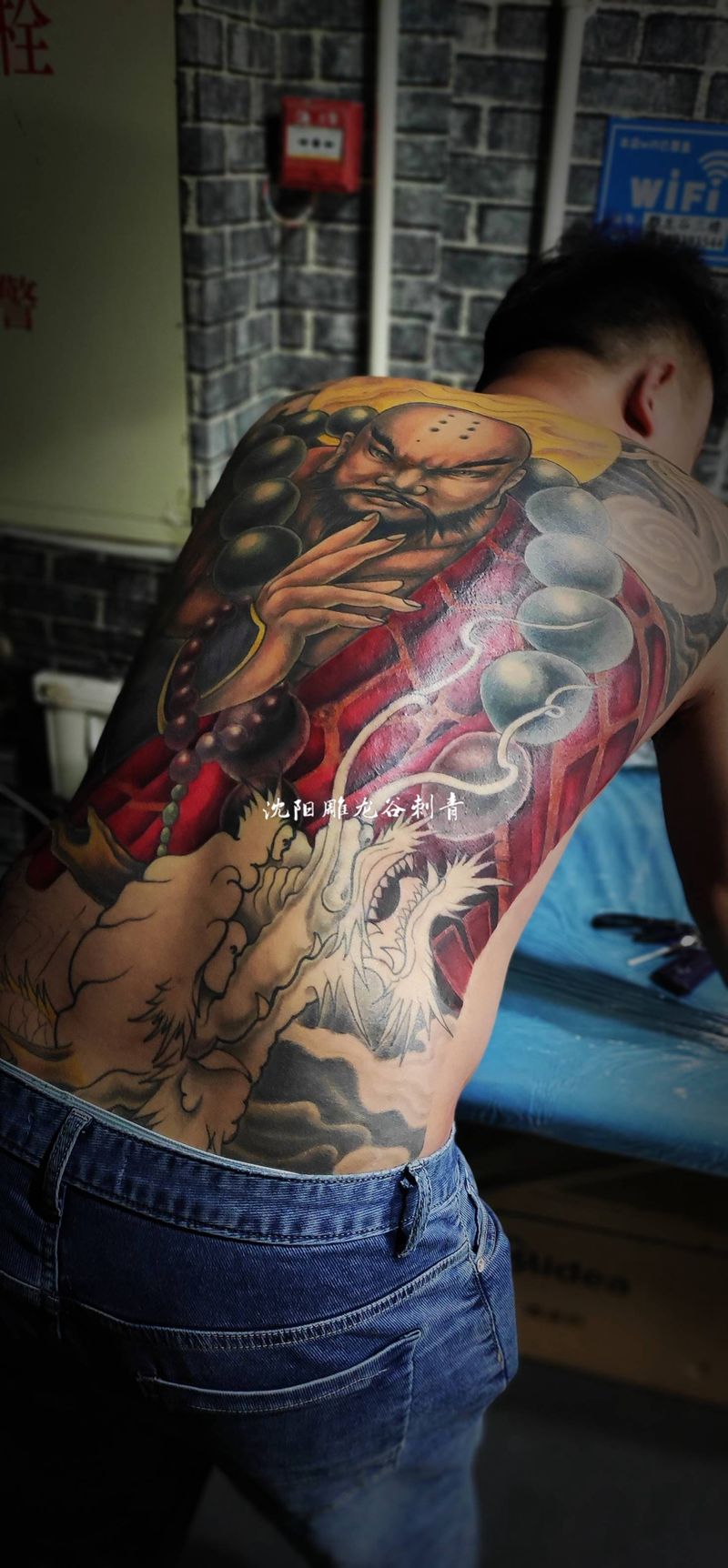 降龙罗汉纹身图片_背部新传统纹身图案