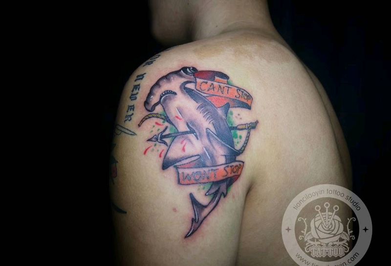 鲨鱼纹身图片_手臂肩部New SchoolOld School鲨鱼纹身图案