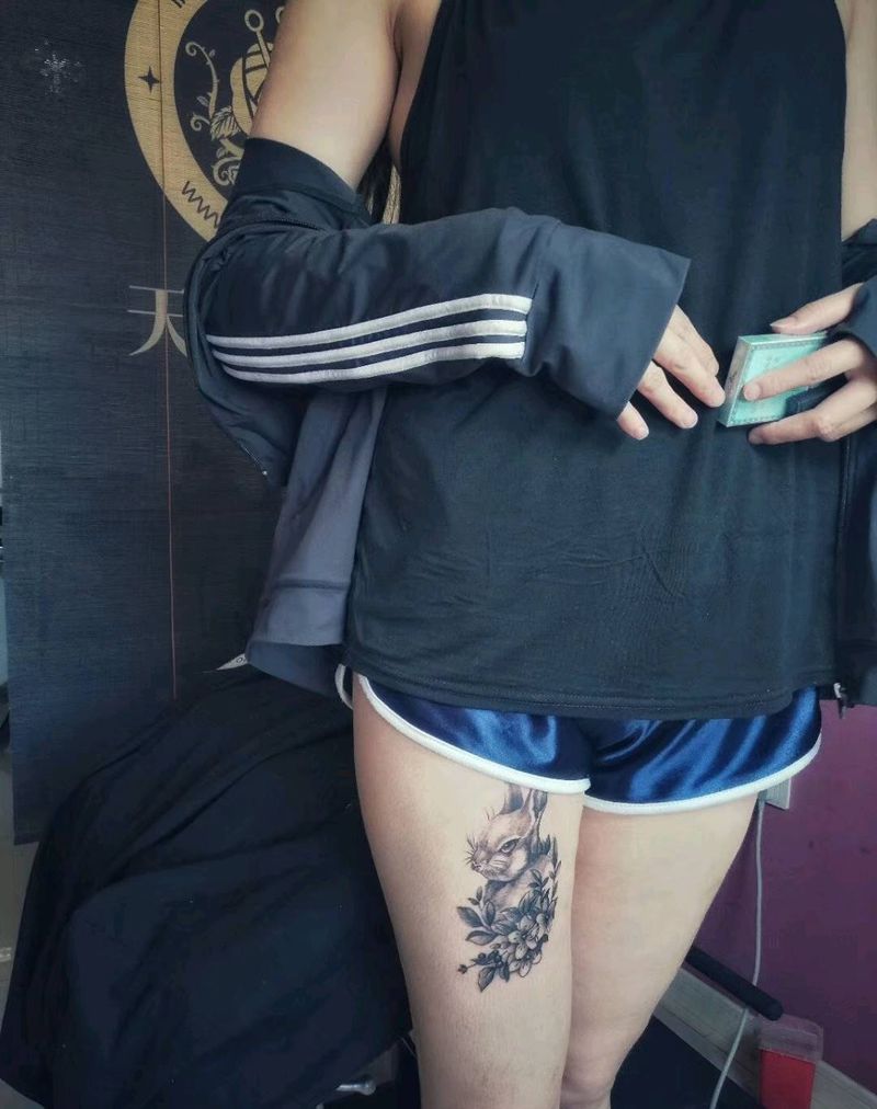 兔子大腿外侧纹身图片_腿部手臂新传统欧美写实兔子纹身图案