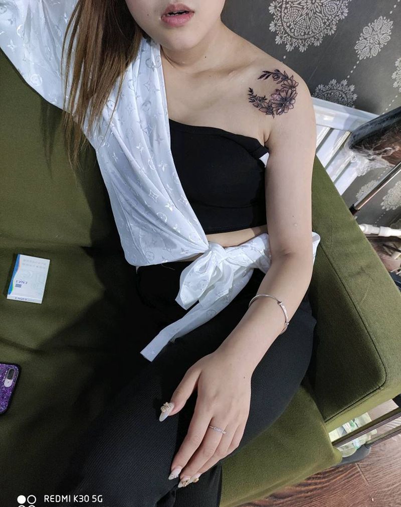 香肩美女纹身图片_肩部点刺纹身图案