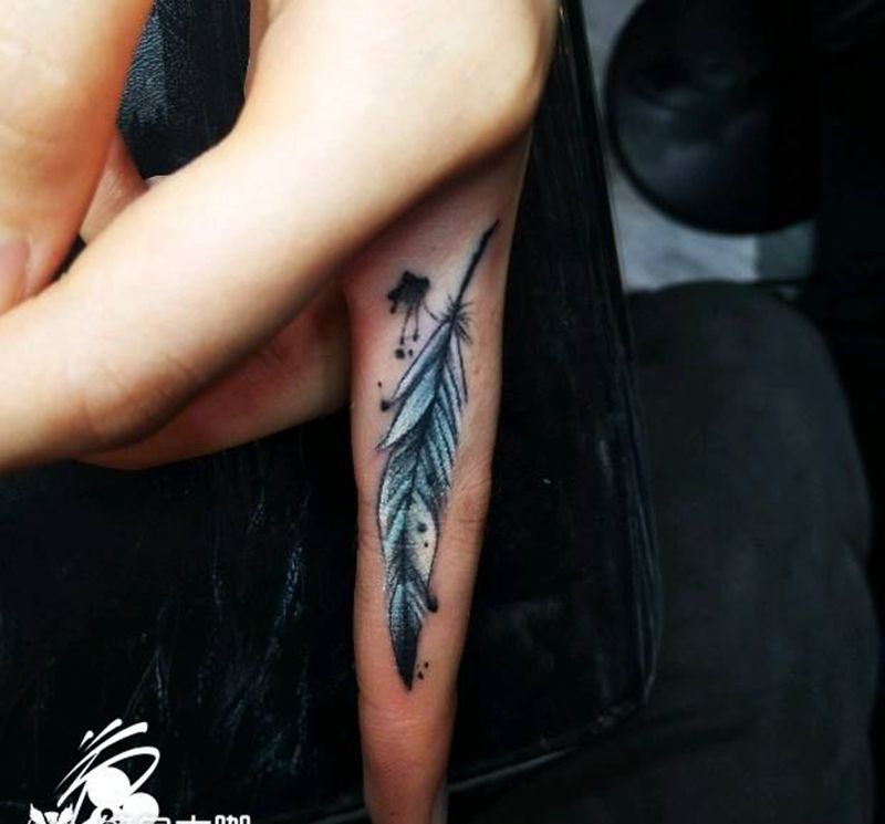 遮盖纹身图片_手部水墨水彩羽毛纹身图案