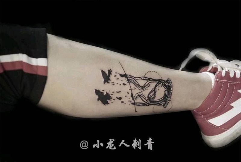 小图一枚沙漏纹身图片_肩部手臂腿部传统清新动物人物图腾宗教成品纹身图案