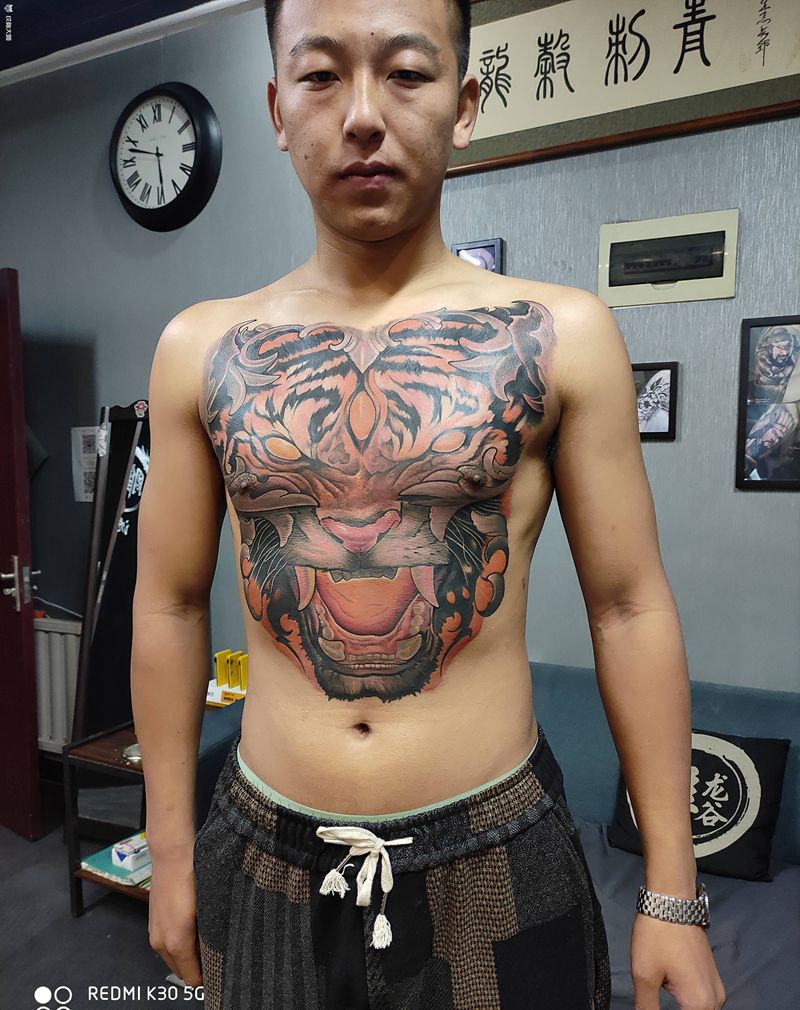 退伍军人第一时间花胸虎头纹身图片_胸部新传统Old School纹身图案