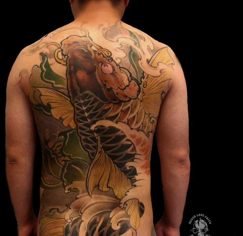 满背鱼纹身图片_小伟刺青传统动物背部成品纹身图案