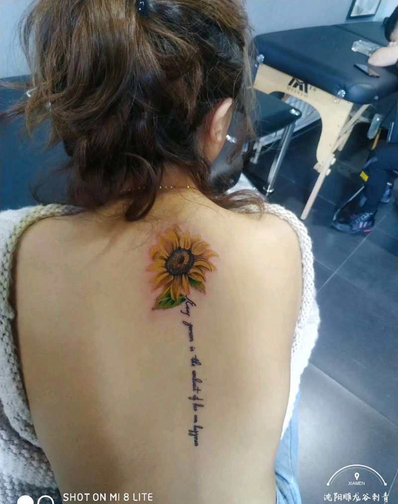 向日葵美女纹身图片_背部纹身图案