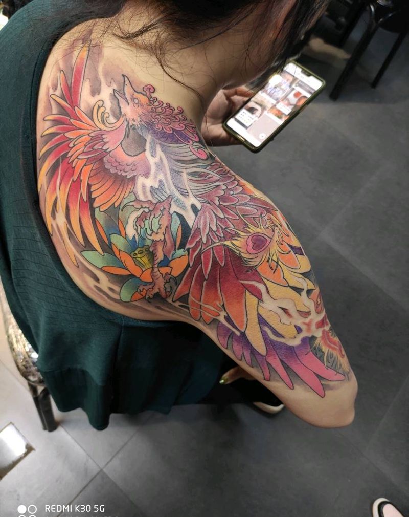 过肩凤凰纹身图片_肩部颈部新传统欧美写实纹身图案