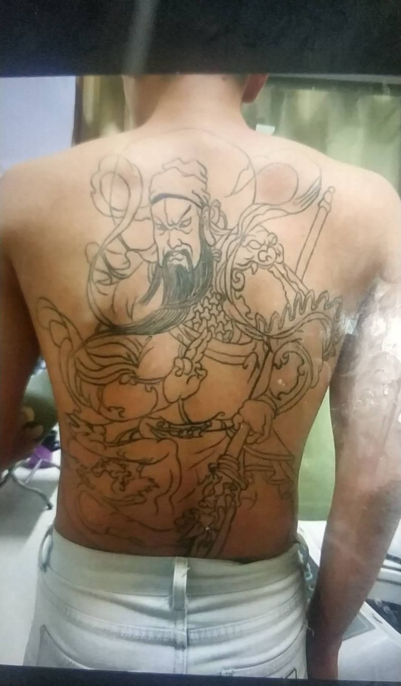 雕龙谷刺青关羽修改前后图纹身图片_背部新传统纹身图案