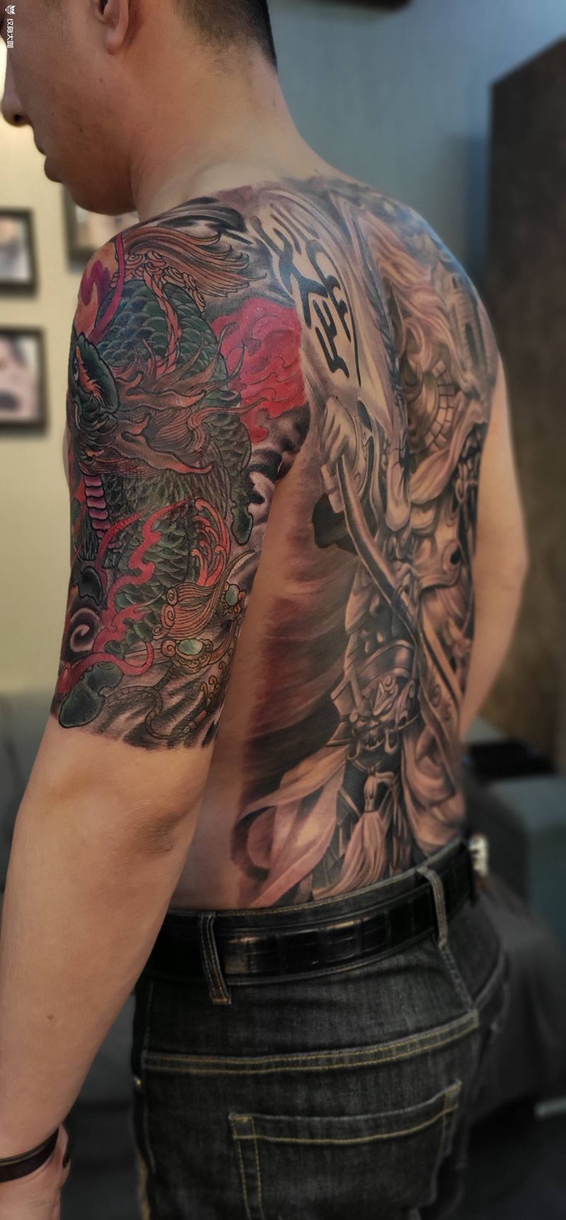 子龙麒麟纹身图片_背部肩部新传统欧美写实纹身图案