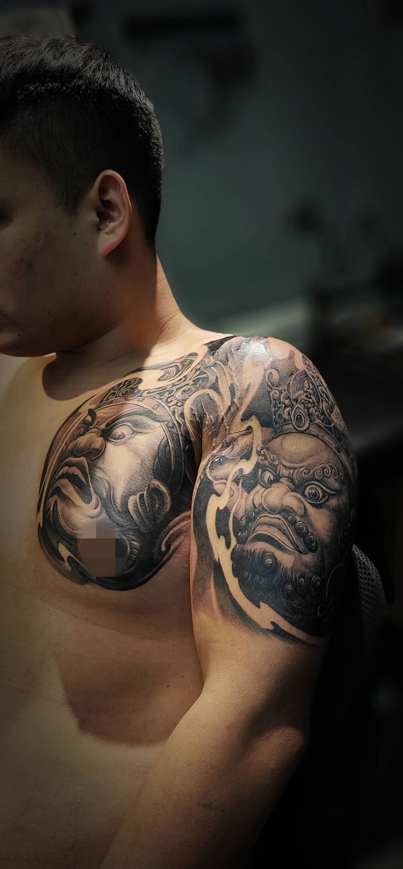 四大天王半甲纹身图片_肩部胸部新传统欧美写实纹身图案