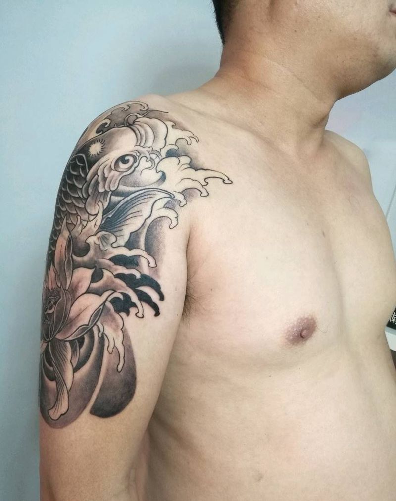 鲤鱼纹身图片_肩部手臂老传统新传统鲤鱼鱼荷花纹身图案