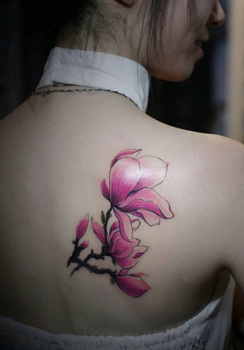 后肩玉兰纹身图片_肩部写实植物成品纹身图案