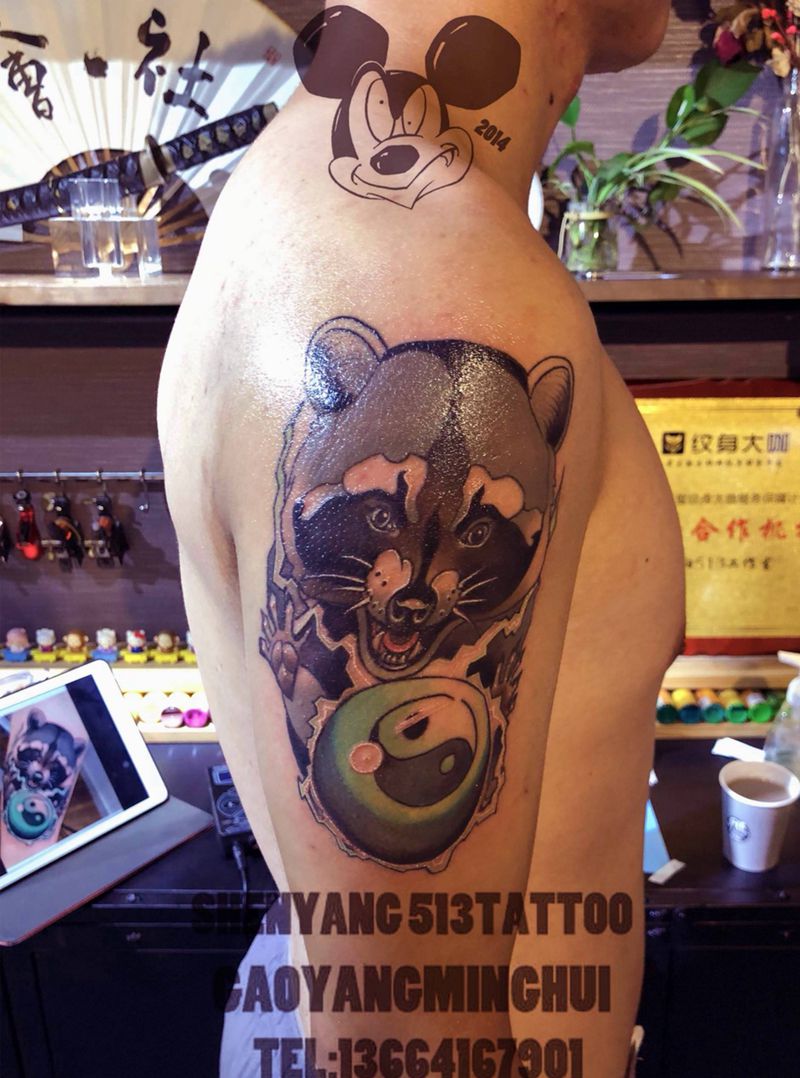 小浣熊纹身图片_手臂New School大臂小浣熊太极纹身图案