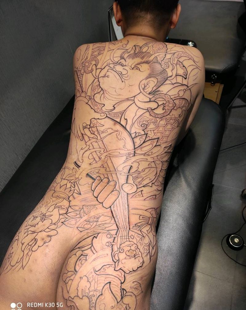 包臀四大天王之一纹身图片_背部臀部新传统纹身图案