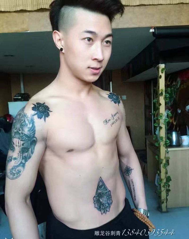 当好身材遇到纹身纹身图片_腹部肩部新传统花体字纹身图案