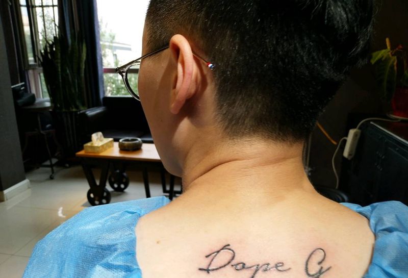 小清新纹身图片_颈部欧美清新字符原创成品纹身图案