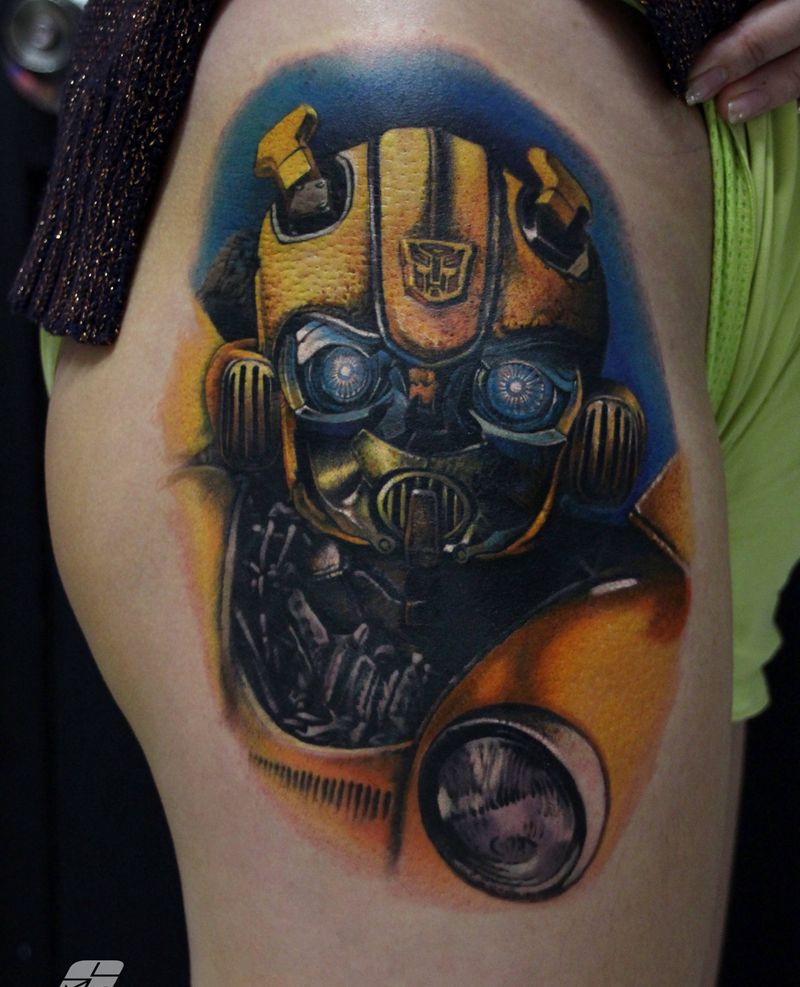 大黄蜂纹身图片_腿部小伟刺青彩色写实纹身图案