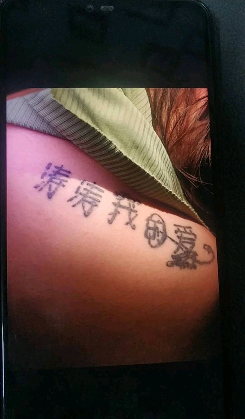 美女暴力遮盖纹身图片_肩部新传统纹身图案