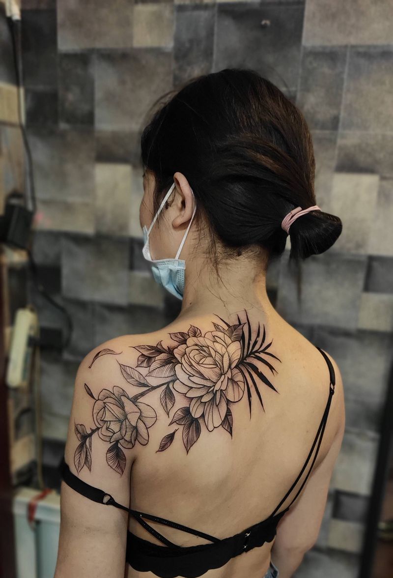 美女素花纹身图片_肩部点刺新传统纹身图案