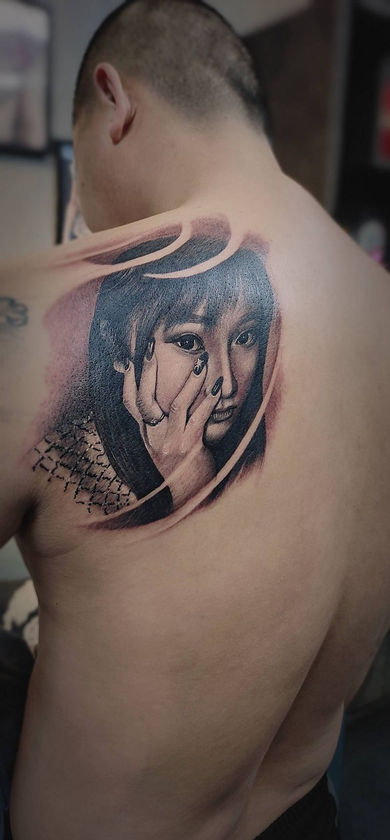 肖像纹身图片_肩部新传统纹身图案