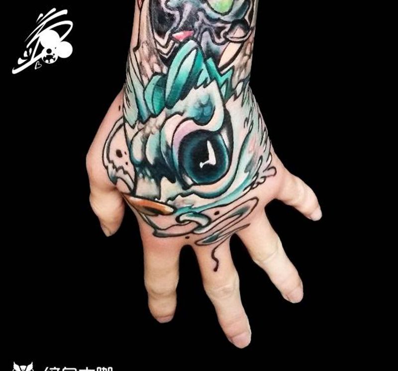 手背加遮盖纹身图片_New School遮盖千与千寻大鱼海棠纹身图案